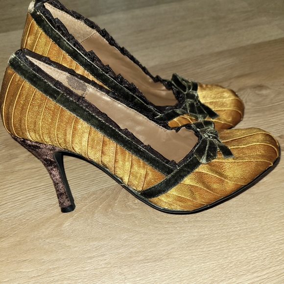 Gold satiny fabric pump - Picture 6 of 7